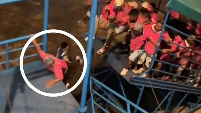 Porter di Pelabuhan Ambon Terjatuh dari Tangga Saat Berebut Masuk Kapal