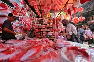 Strategi Pedagang Atribut Kemerdekaan Hadapi Penurunan Omzet Jelang 17 Agustus