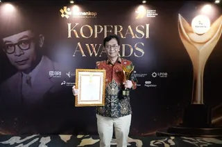 Jalin Sinergi dengan Kementerian Koperasi, BPJS Kesehatan Raih Penghargaan Bakti Koperasi Pradana Nayaka
