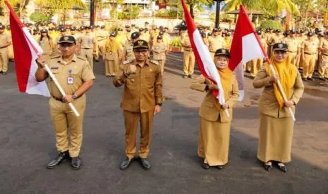 Pembagian Bendera Merah Putih Gratis dan Pembaruan Proyek Strategis Nasional di Kota Madiun