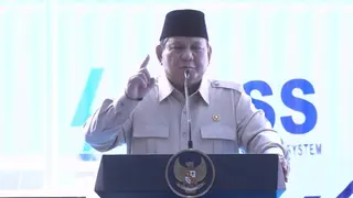 Prabowo Sampaikan Belasungkawa ke Korban Gempa NTT saat Tinjau Pengungsian di Nagekeo