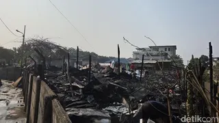 Kebakaran Bedeng di Kedoya Jakbar Padam, Sisakan Puing Hangus dan Puing Bangunan Rata