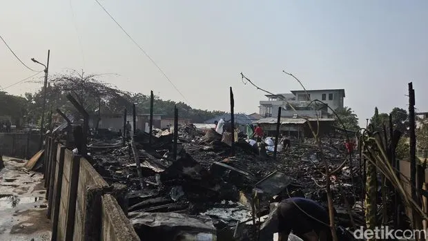 Kebakaran Bedeng di Kedoya Jakbar Padam, Sisakan Puing Hangus dan Puing Bangunan Rata
