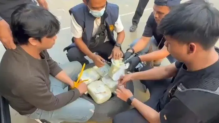 Bareskrim Gagalkan Penyelundupan 5 Kg Sabu Disembunyikan di Ban Serep
