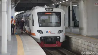 Beda! Penumpang KRL 'Pink Line' Priok-Kota Sekarang Naik Kereta Bandara