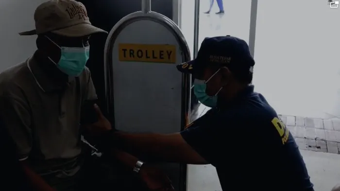 Soetta Terdampak Abu Anak Krakatau, Polisi Buka Posko Kesehatan-Bagikan Masker