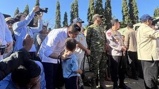 Momen Seskab Teddy Ajak Ngobrol dan Beri Mainan ke Anak-anak Korban Gempa NTT