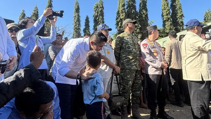 Momen Seskab Teddy Ajak Ngobrol dan Beri Mainan ke Anak-anak Korban Gempa NTT