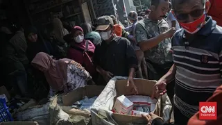 Terancam Paparan Abu Vulkanik, Warga PIK Terima Bantuan Masker Gratis
