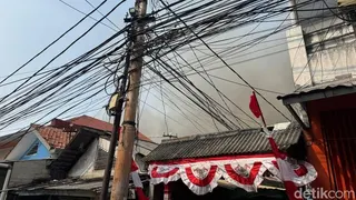Kebakaran Rumah di Gambir Masih Ditangani, Damkar Kerahkan 135 Personel