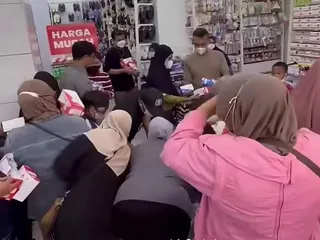 Abu Erupsi Anak Krakatau Sampai Pandeglang, Toko Masker Diserbu Warga