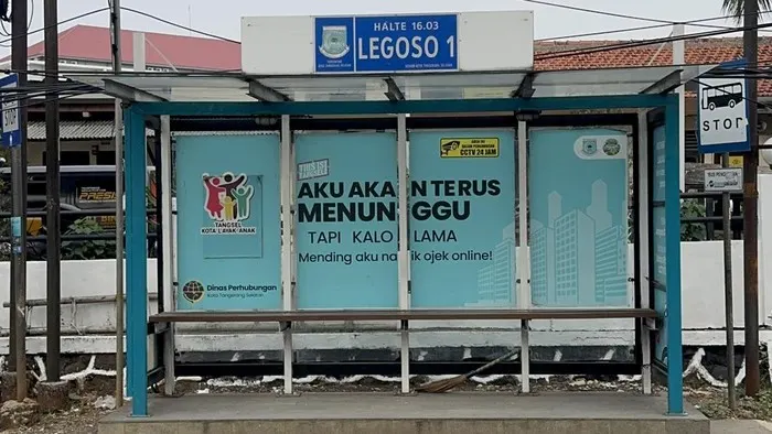Dishub Tangsel Bakal Copot Stiker 'Mending Aku Naik Ojek Online' di Halte