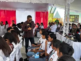 Duta Literasi Keuangan OJK Bagikan Tips Kelola Uang Saku kepada Siswa SMAN 1 Rote Selatan