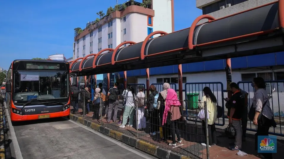 Menggunakan Layanan Transbandara Rute Blok M-Bandara Soekarno-Hatta dengan Tarif Rp15.000