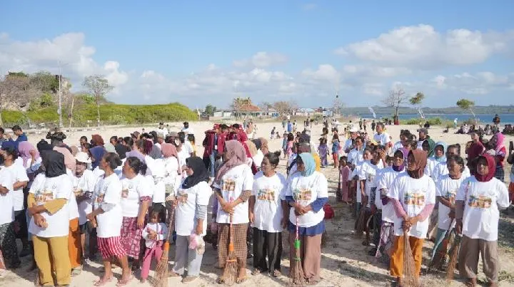 Aksi Bersih Pantai Papela Rote Ndao Kumpulkan 3,2 Ton Sampah pada Peringatan HUT Ke-81 RI