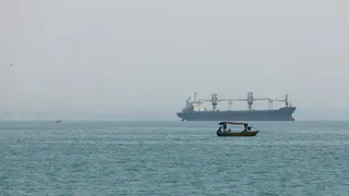 Dampak Konflik Maritim Global Terhadap Rantai Pasok dan Harga Komoditas