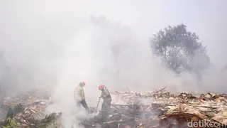 Warga Keluhkan Asap Kebakaran Tumpukan Sampah di Pisangan Tangsel